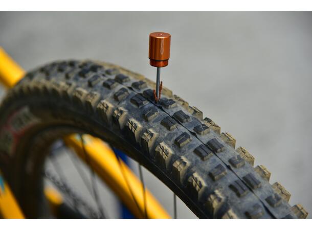Granite Design Stash Tire Plug orange punkteringsverktøy som lagres i styret 