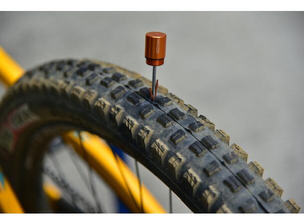 Granite Design Stash Tire Plug orange punkteringsverktøy som lagres i styret